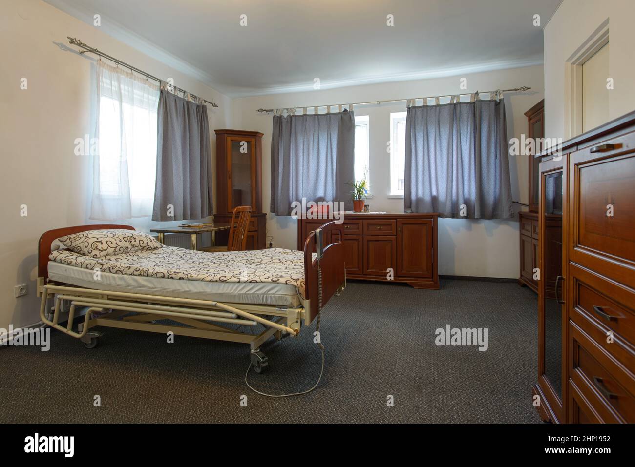 Schlecht aussehendes Privatzimmer der Langzeitpflege Stockfoto