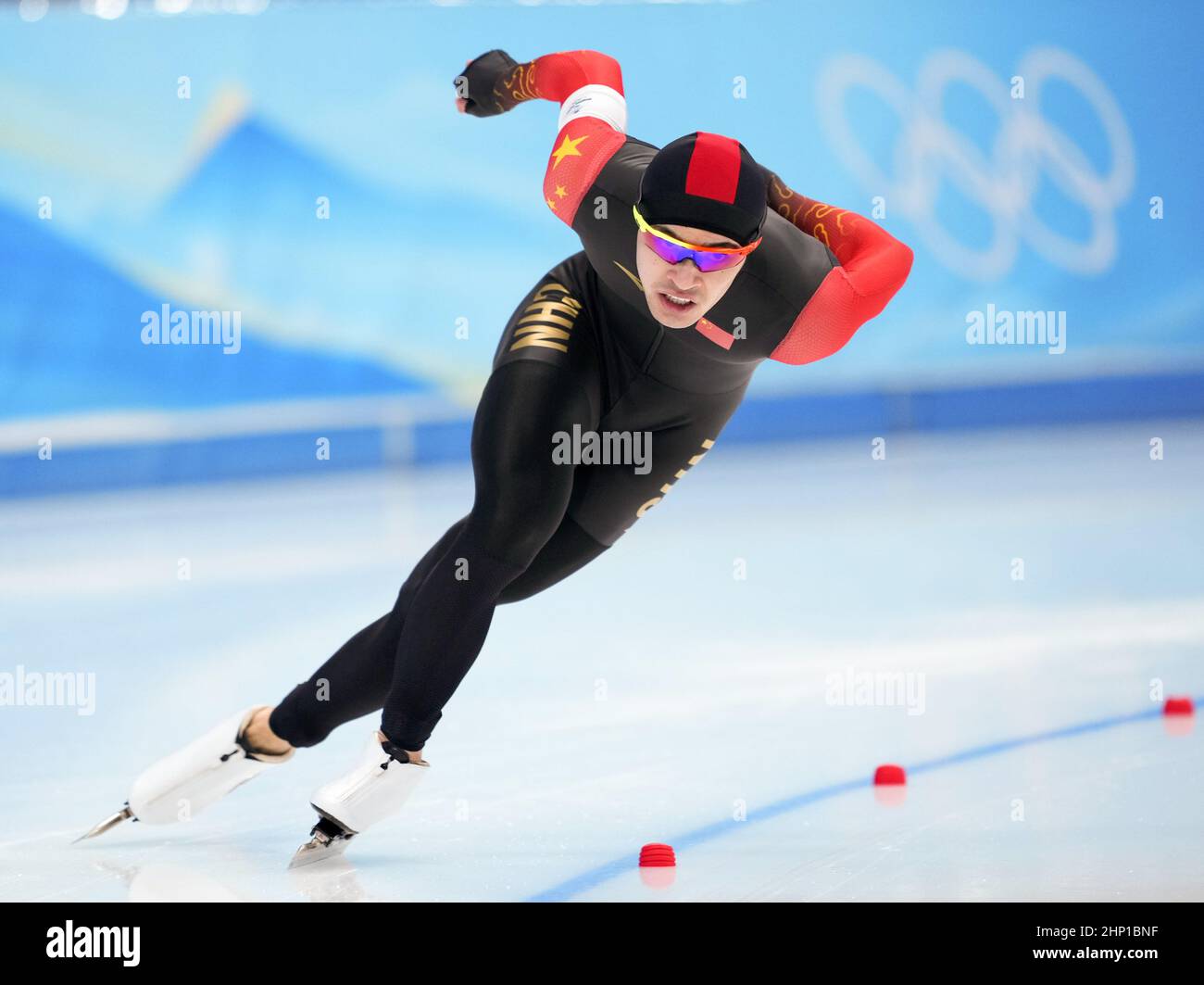 Peking, China. 18th. Februar 2022. Ning Zhongyan aus China tritt bei den Olympischen Winterspielen 1000m der Eisschnelllauf-Männer in Peking 2022 beim Nationalen Eisschnelllauf-Oval in Peking, der Hauptstadt Chinas, am 18. Februar 2022 an. Quelle: Wang Jianwei/Xinhua/Alamy Live News Stockfoto