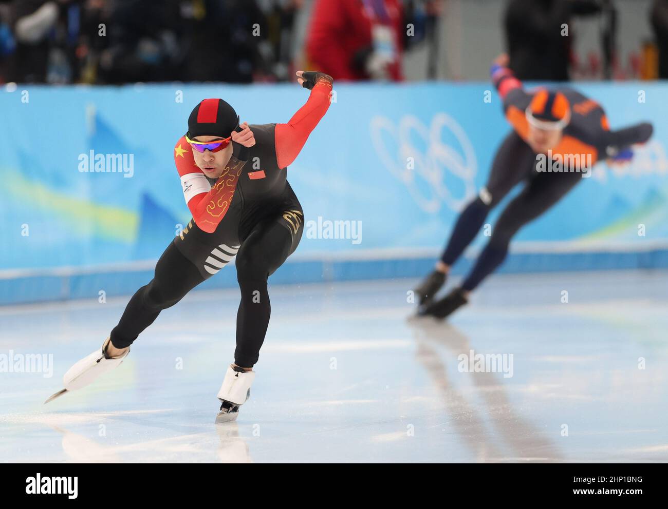 Peking, China. 18th. Februar 2022. Ning Zhongyan (L) aus China tritt bei den Olympischen Winterspielen 1000m der Eisschnelllauf-Männer in Peking 2022 beim Nationalen Eisschnelllauf-Oval in Peking, der Hauptstadt Chinas, am 18. Februar 2022 an. Quelle: Ding Xu/Xinhua/Alamy Live News Stockfoto