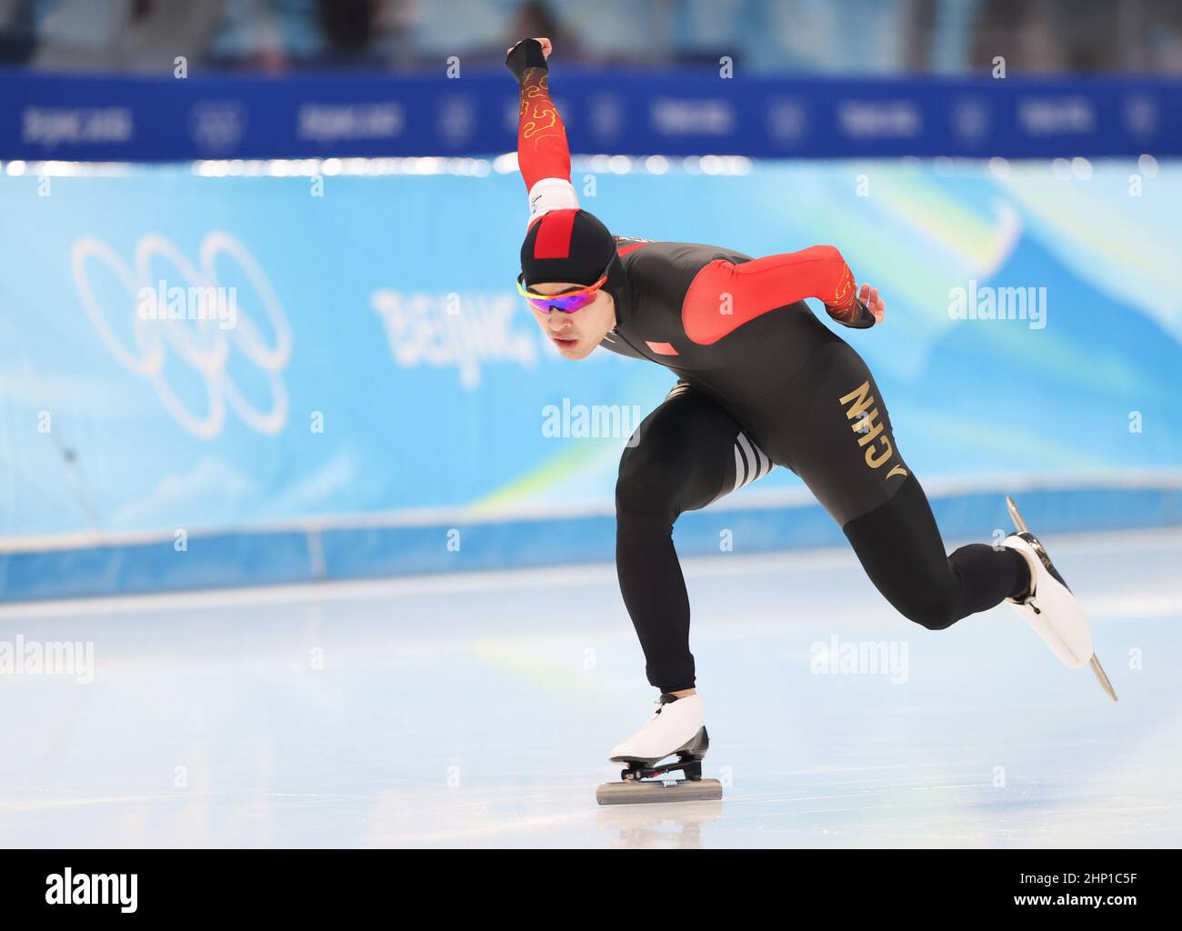 Peking, China. 18th. Februar 2022. Ning Zhongyan aus China tritt bei den Olympischen Winterspielen 1000m der Eisschnelllauf-Männer in Peking 2022 beim Nationalen Eisschnelllauf-Oval in Peking, der Hauptstadt Chinas, am 18. Februar 2022 an. Quelle: Ding Xu/Xinhua/Alamy Live News Stockfoto