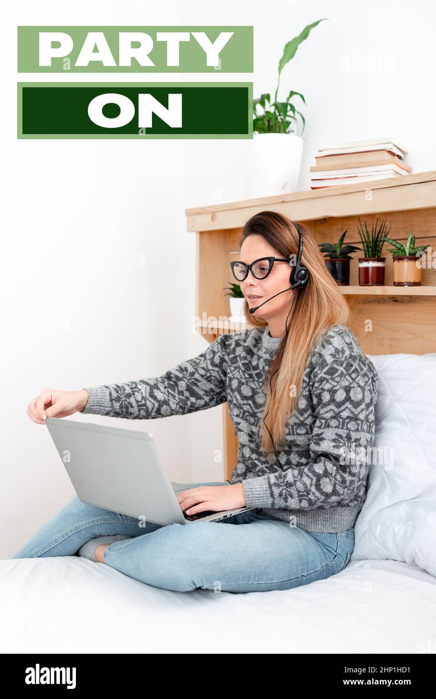 Handschrift Text Party on, Business Concept Halten oder weiterhin eine tolle Zeit, auch nachdem etwas passiert Student Learning New Things Online, Casu Stockfoto