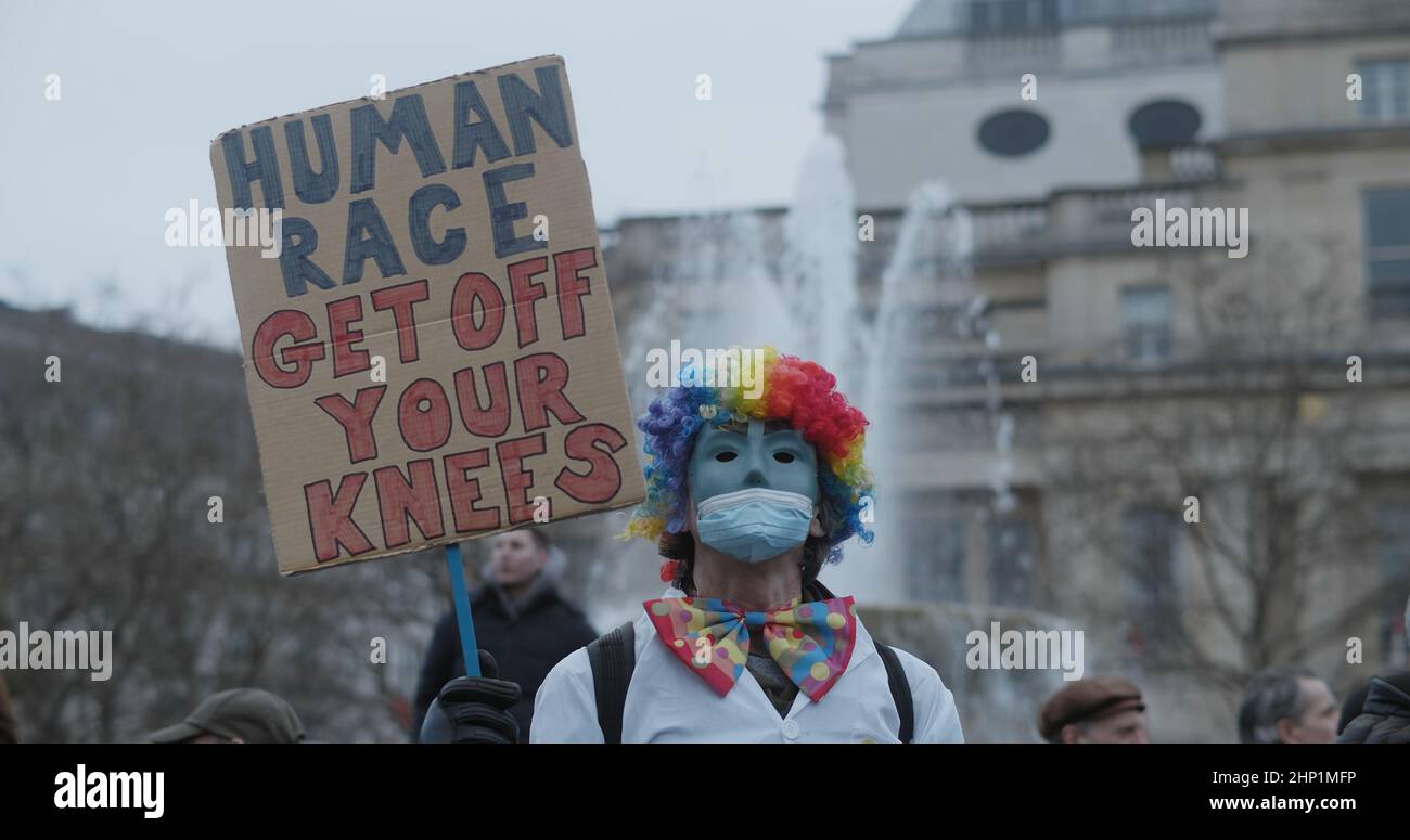 London, Großbritannien - 01 22 2022: Ein Mann mit einem Schild, ‘Human Race Get Off Your Knees’, am Trafalgar Square, während der ‘World Wide Rally for Freedom’. Stockfoto