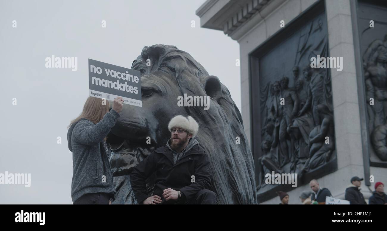 London, Großbritannien - 01 22 2022: Ein Mann mit einem Schild, ‘No Vaccine Mandates’, auf dem Trafalgar Square, während der ‘World Wide Rally for Freedom“. Stockfoto
