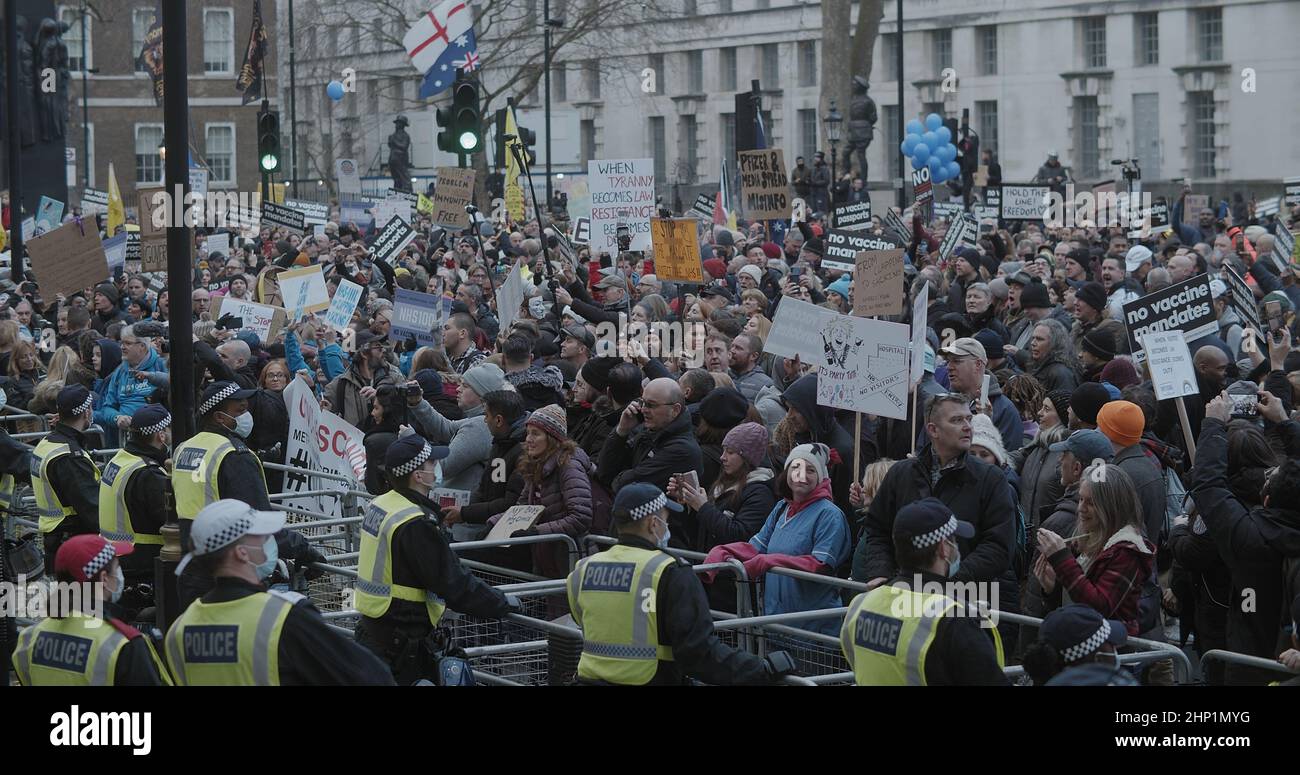 London, Großbritannien - 01 22 2022: ‘World Wide Rally for Freedom’ versammelten sich auf dem Parliament Square in Whitehall. Stockfoto