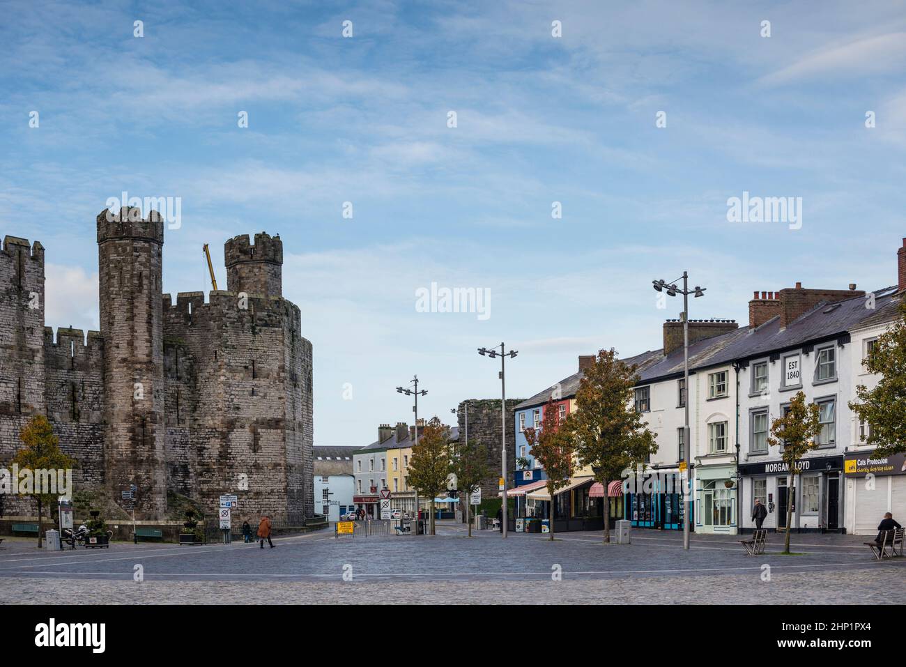 Gebäude aus der Zeit in Castle Square, Caernarfon, Gwynedd, Wales Stockfoto