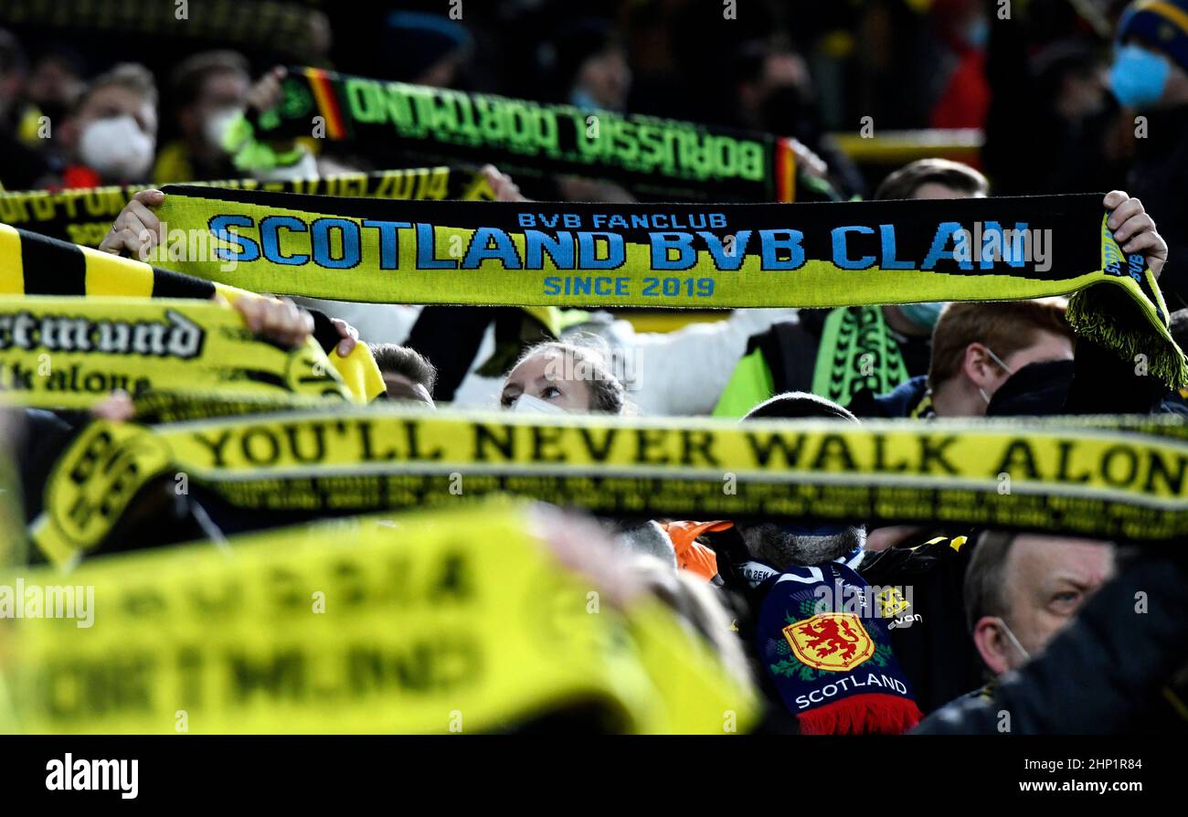 UEFA Europe League, Signal Iduna Park, Borussia Dortmund gegen Glasgow Rangers; Dortmunder Fans mit ihren Schals Stockfoto