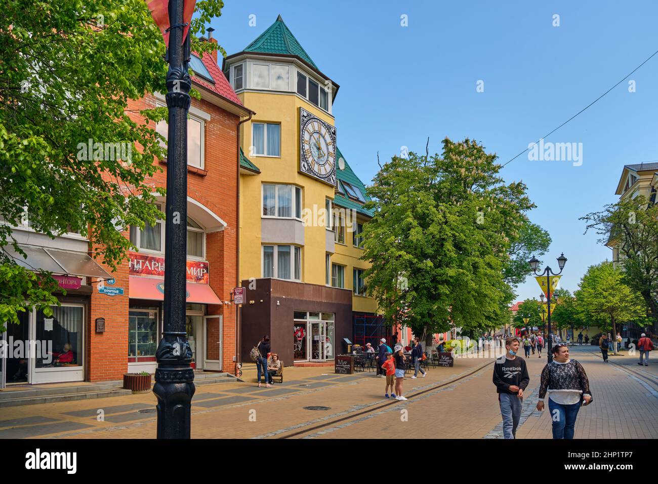 Zelenogradsk, Russland - 02. Jun 2021: Kurortny Prospekt im Sommer. Touristen laufen die Straße entlang Stockfoto