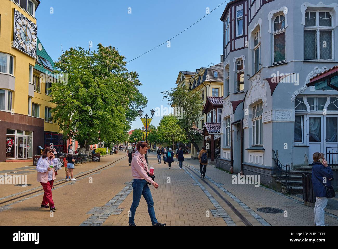 Zelenogradsk, Russland - 02. Jun 2021: Kurortny Prospekt im Sommer. Touristen laufen die Straße entlang Stockfoto