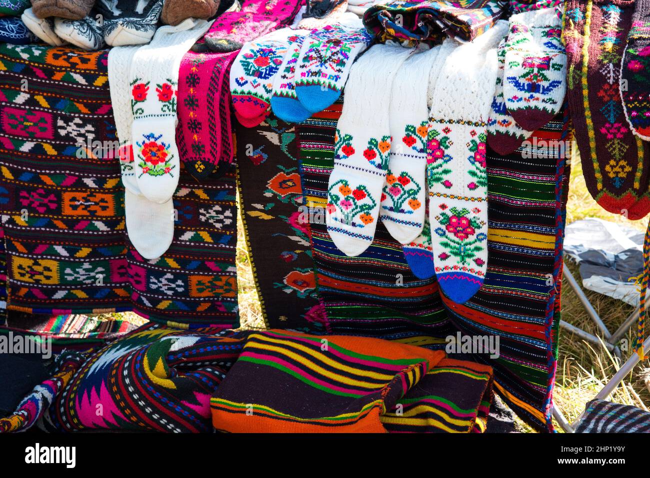 Traditionelle bulgarische handgestrickte Socken mit Wollmuster - Bastelkonzept Stockfoto