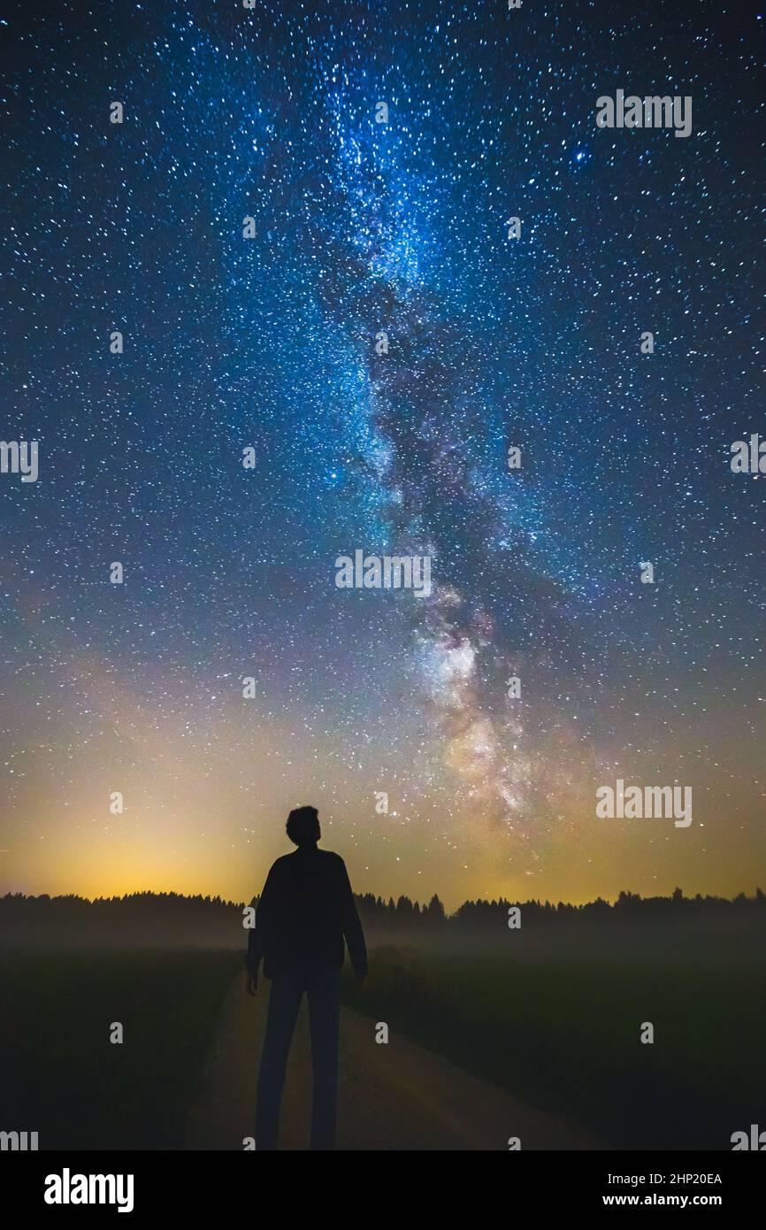 Nachthimmel-Ästhetik, Mann, der die Sterne anschaut Stockfoto