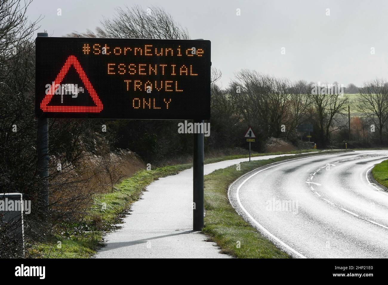 Dorchester, Dorset, Großbritannien. 18th. Februar 2022. Wetter in Großbritannien. Ein elektronisches Schild mit einer Windwarnung mit der Aufschrift „#stormeunice Essential Travel Only“ auf dem A37 in Dorchester in Dorset während des Sturms Eunice. Bildnachweis: Graham Hunt/Alamy Live News Stockfoto