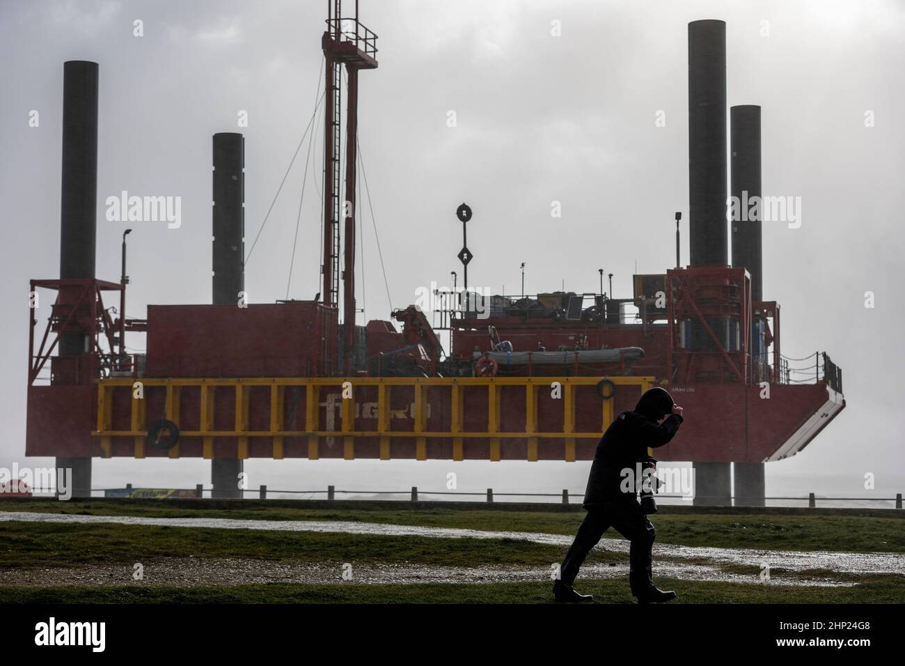 Newhaven Lighthouse, Großbritannien, 18th. Februar 2022. Ein einheimischer Fotograf, der während des Sturms Eunice zum Leuchtturm von Newhaven ging, dachte an die Südküste Englands mit Windgeschwindigkeiten von bis zu 70-80mph in West Sussex. Quelle: Steven Paston/Alamy Live News Stockfoto