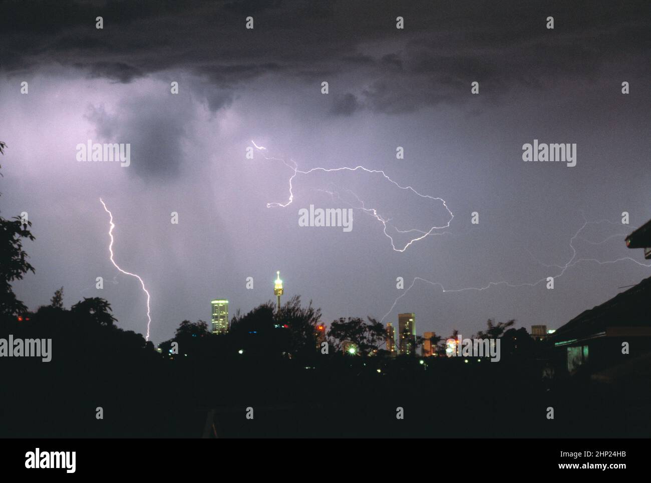 Australien. Sydney bei Nacht. Gewitter über der Stadt. Stockfoto