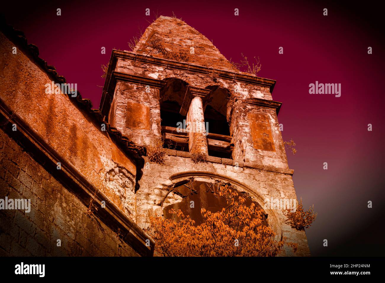 Das Foto für halloween. Die alte ruinierte Kirche in der Nacht Stockfoto