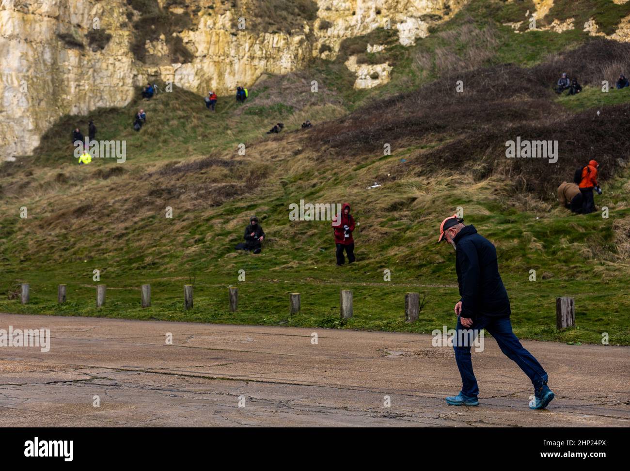 Newhaven Lighthouse, Großbritannien, 18th. Februar 2022. Lokale Fotografen fotografieren die Meereswand des Leuchtturms Newhaven, die von starken Wellen getroffen wurde, als der Sturm Eunice über die Südküste Englands mit Windgeschwindigkeiten von bis zu 70-80mph in West Sussex dachte. Quelle: Steven Paston/Alamy Live News Stockfoto