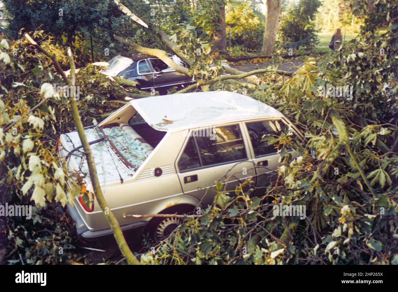 Aktenfoto vom 16/10/1987 von zerstörten Autos nach dem Großen Sturm von 1987. Ausgabedatum: Freitag, 18. Februar 2022. Stockfoto