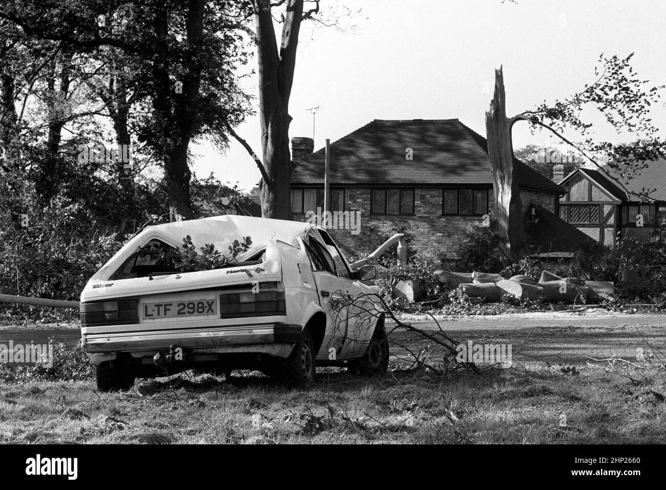 Datei-Foto vom 16/10/1987 eines Sturms beschädigt Auto verlassen auf einem Kreisverkehr in Bracknell nach dem Großen Sturm von 1987. Ausgabedatum: Freitag, 18. Februar 2022. Stockfoto
