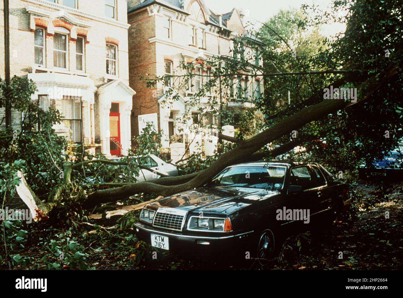 Aktenfoto vom 16/10/1987 von Hurrikan-Schäden in London nach dem Großen Sturm von 1987. Ausgabedatum: Freitag, 18. Februar 2022. Stockfoto