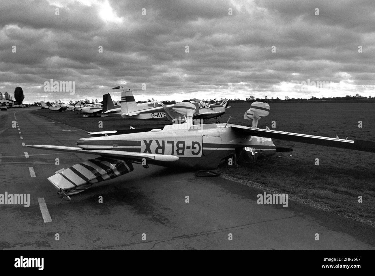 Aktenfoto vom 16/10/1987 eines leichten Flugzeugs auf dem Kopf des Großen Sturms von 1987, auf dem Flugplatz Stapleford Abbotts in der Nähe von Epping in Essex. Ausgabedatum: Freitag, 18. Februar 2022. Stockfoto