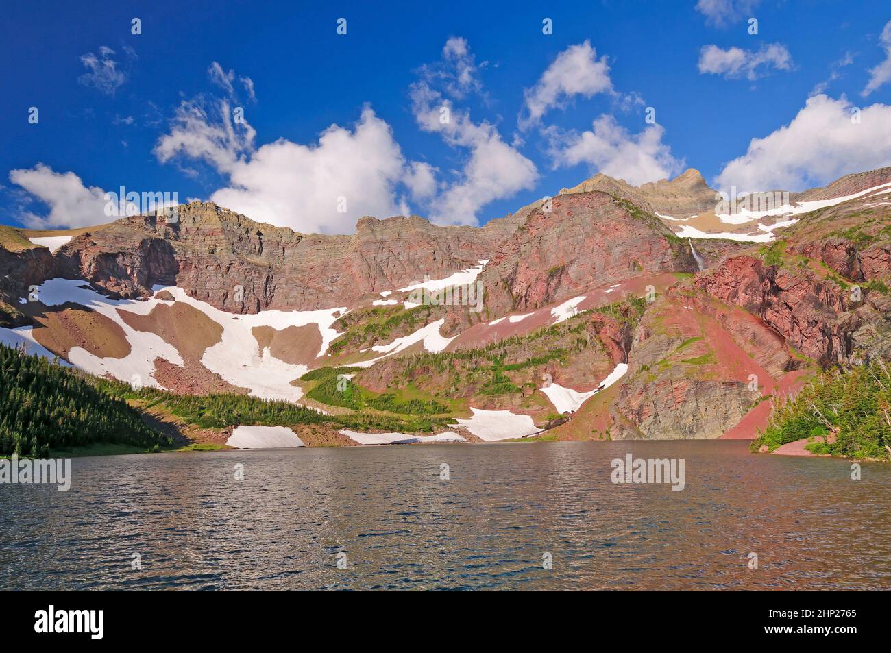 Alpine Lake im Sommer Sonne am Lake Ogatomi im Glacier National Park in Montana Stockfoto