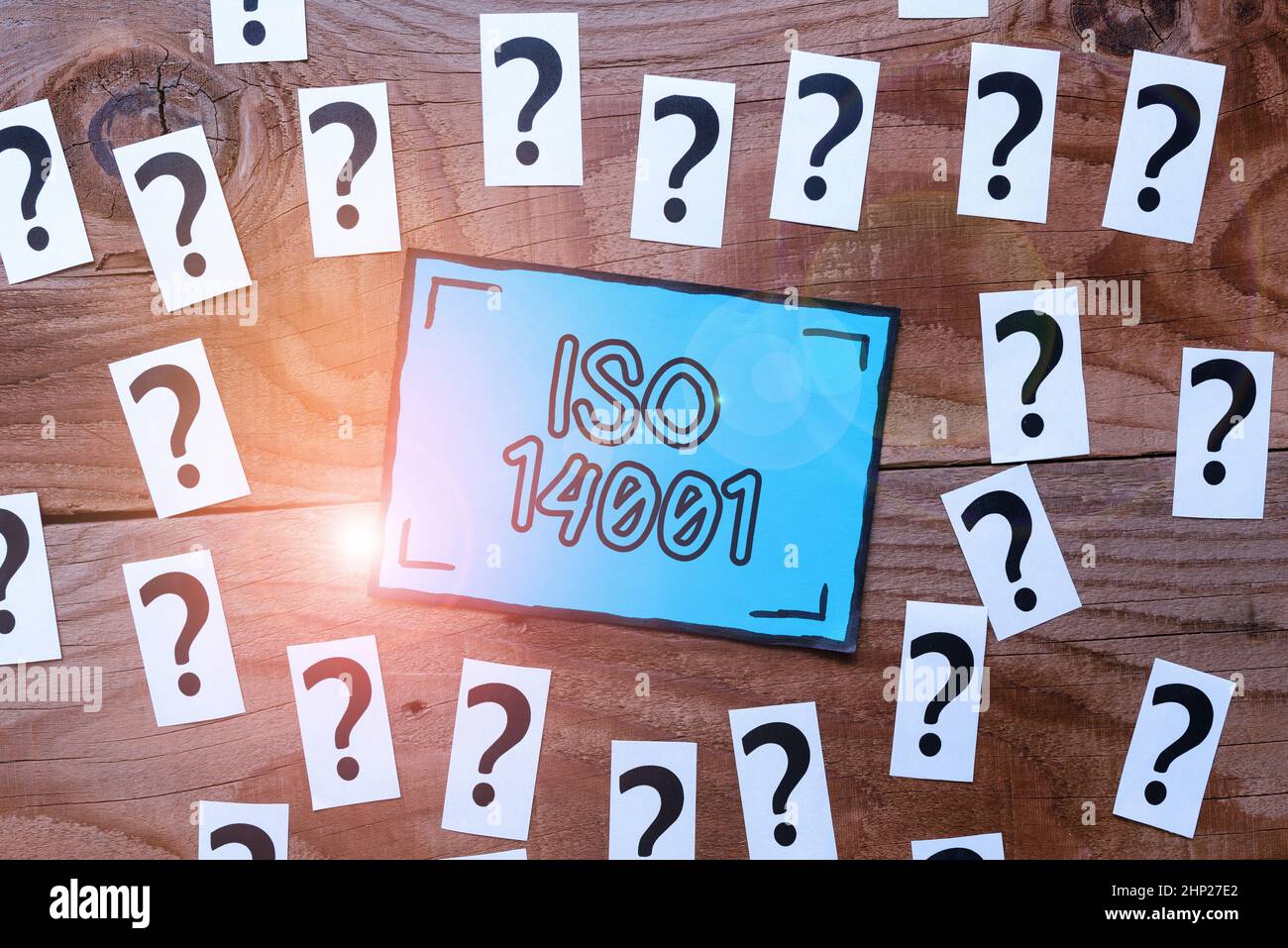 Schreiben mit Text ISO 14001, Word für eine Reihe von Standards im Zusammenhang mit Umweltmanagement Brainstorming Neue Ideen und Anregungen für Solu Stockfoto