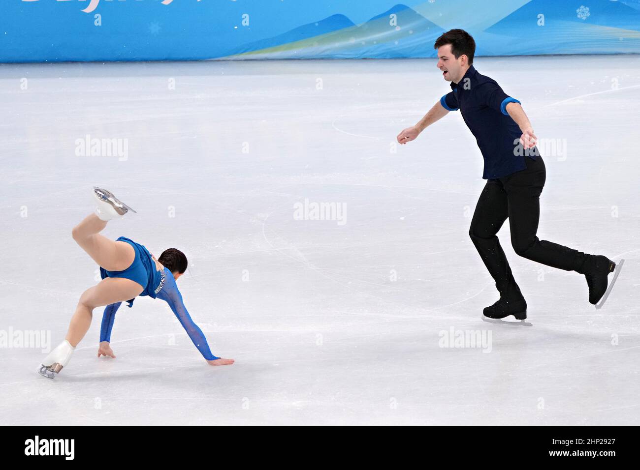 Peking, China. 18th. Februar 2022. Miriam Ziegler stolpert am Freitag, den 18. Februar 2022, während des Pair Figure Skating Short Programms im Capital Indoor Stadium bei den Olympischen Winterspiele 2022 in Peking über einen Wurf ihres Partners Severin Kiefer aus Österreich. Foto von Richard Ellis/UPI Credit: UPI/Alamy Live News Stockfoto