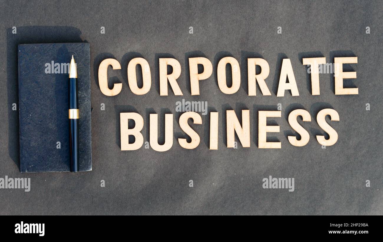Corporate Word und Geschäftskonzept. Holzwürfel Wörter Corporate Business isoliert auf schwarzem Hintergrund. Business Finance Branchenkonzept. Stockfoto