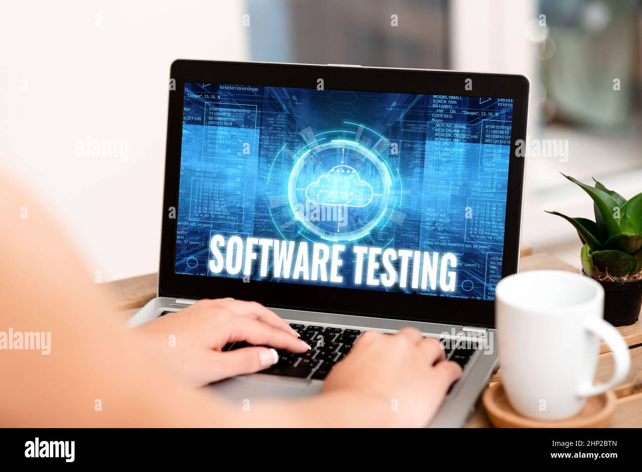 Schreiben Anzeige Text Software Testing, Internet Concept Investigation liefern Informationen über die Qualität der IT Hand Tippen auf Laptop neben COF Stockfoto