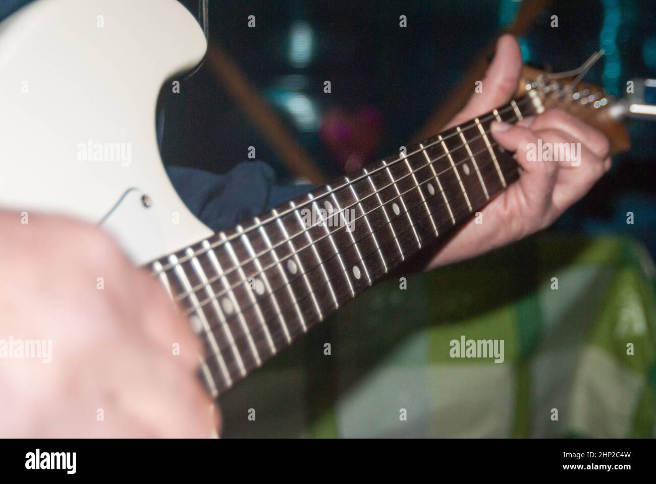 Tuning einer E-Gitarre mit Tuner Stockfoto