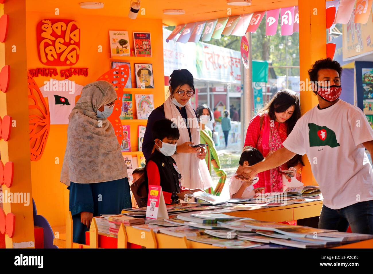 Dhaka, Bangladesch - 18. Februar 2022: Besucher der Buchmesse schauen sich Bücher an. Die Buchmesse Amar Ekushey in Dhaka hat am 15th. Februar begonnen Stockfoto