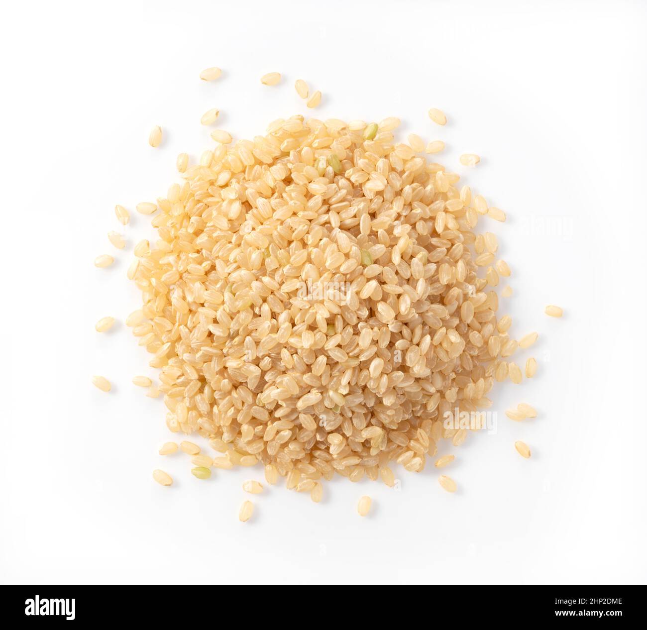Brauner Reis auf weißem Hintergrund. Komposition von direkt oben betrachtet. Stockfoto