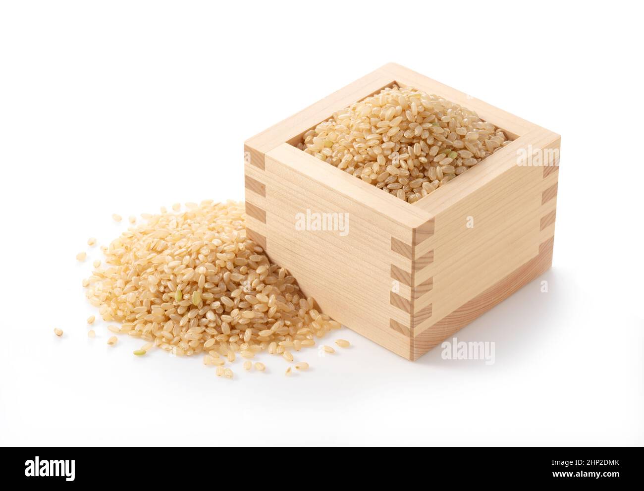 Brauner Reis in einer Holzkiste vor weißem Hintergrund. Stockfoto