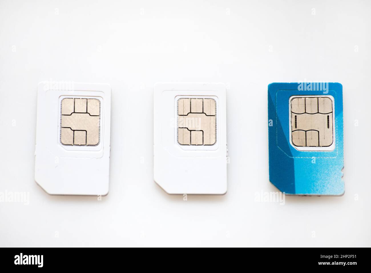 sim-Telefonkarten auf weißem Hintergrund isoliert Stockfoto