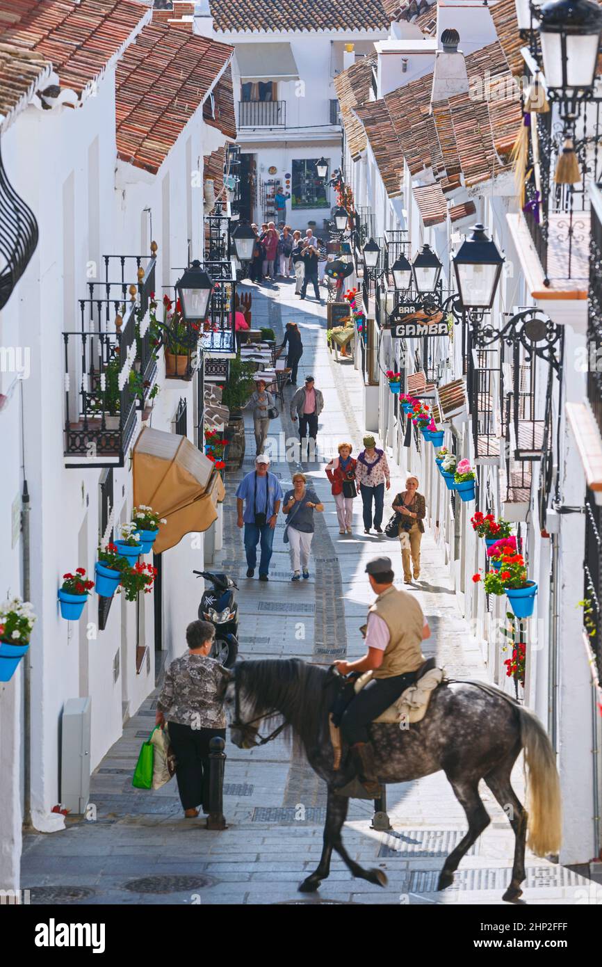 Mijas, Costa del Sol, Provinz Malaga, Andalulusia, Südspanien. Typische weiß getünchte Bergstadt. Beliebter Touristenbesuch. Ein Mann auf dem Pferderücken lo Stockfoto