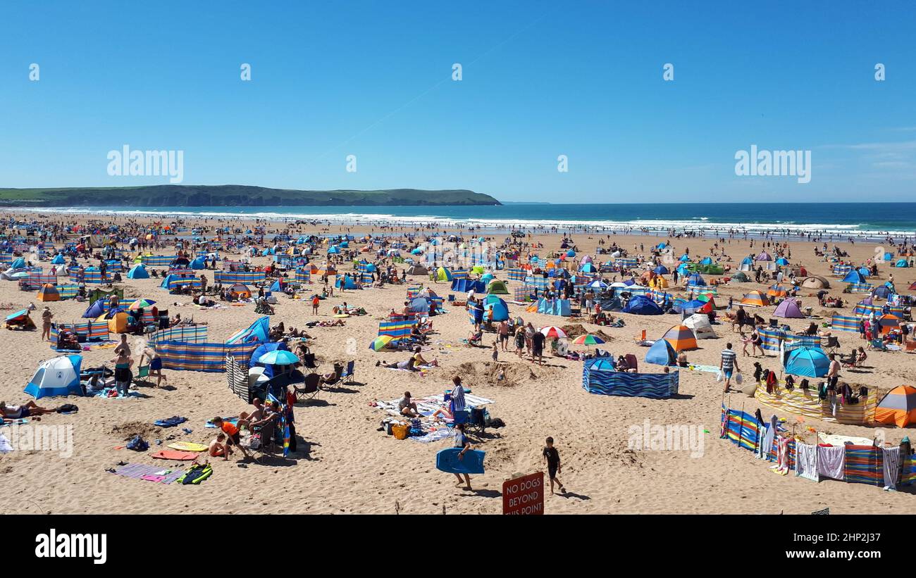 Woolacombe Strand voller Menschen im Sommer, North Devon Stockfoto