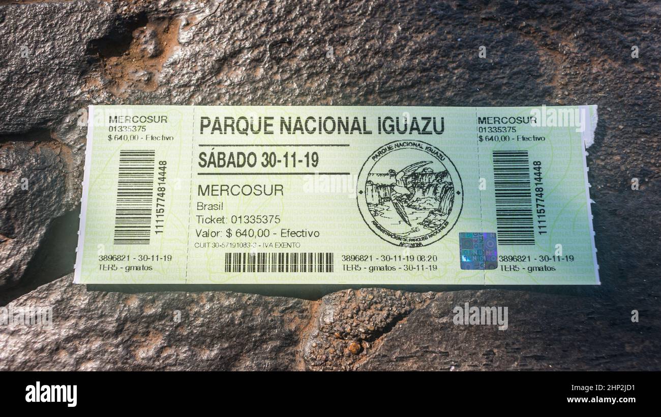 Puerto Iguazu, Argentinien - ca. November 2019: Nahaufnahme der Eintrittskarte für Mercosur-Mitglieder zum Nationalpark Iguazu Stockfoto