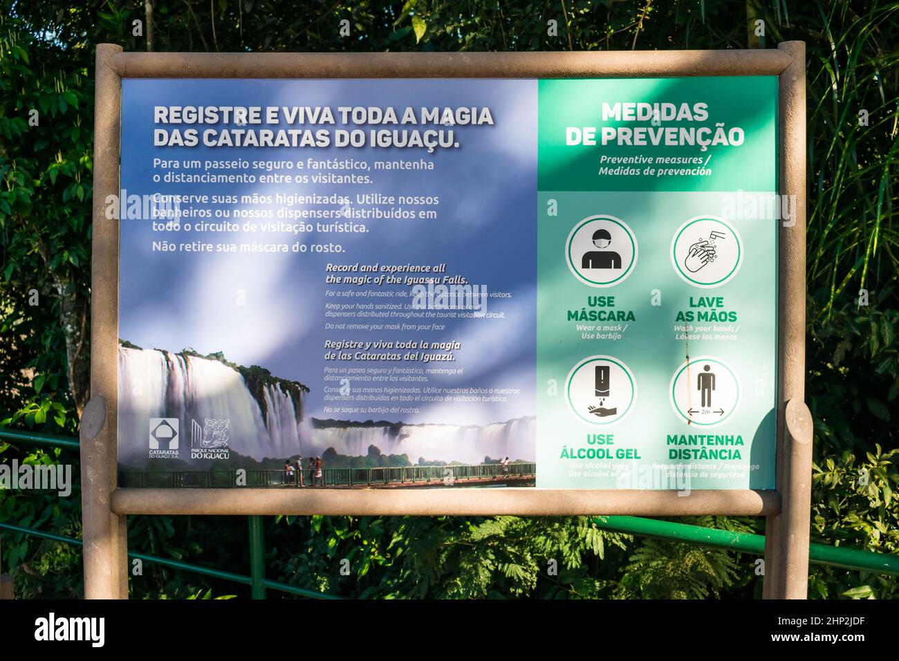 Foz do Iguacu, Brasilien - ca. Juni 2020: Informationstafel Parque das Aves (Vogelpark) mit Covid-19-Präventivmaßnahmen Stockfoto