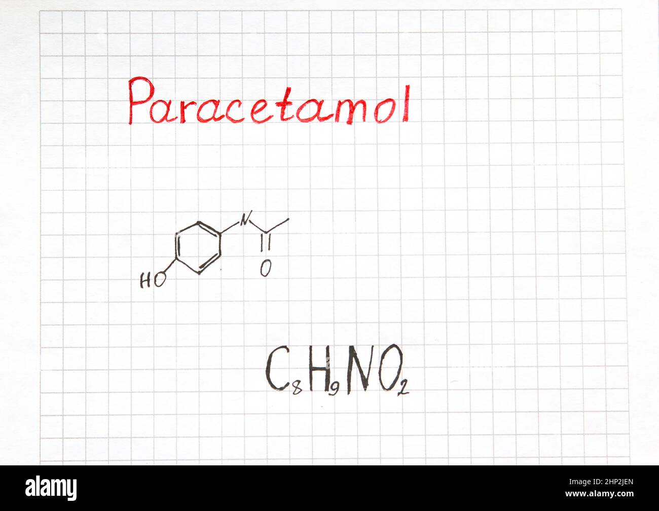 Chemische Formel von Paracetamol. Tabletten, um hohe Temperaturen zu vermeiden. Nahaufnahme. Stockfoto