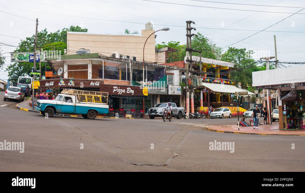 Puerto Iguazu, Argentinien - ca. Oktober 2019: Blick auf das Stadtzentrum von Puerto Iguazu in der Gegend '7 Corners' Stockfoto