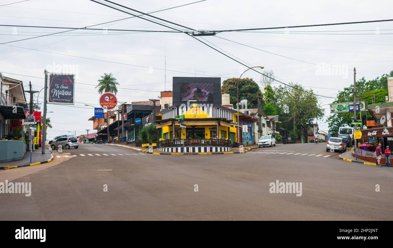 Puerto Iguazu, Argentinien - ca. Oktober 2019: Blick auf das Stadtzentrum von Puerto Iguazu in der Gegend '7 Corners' Stockfoto