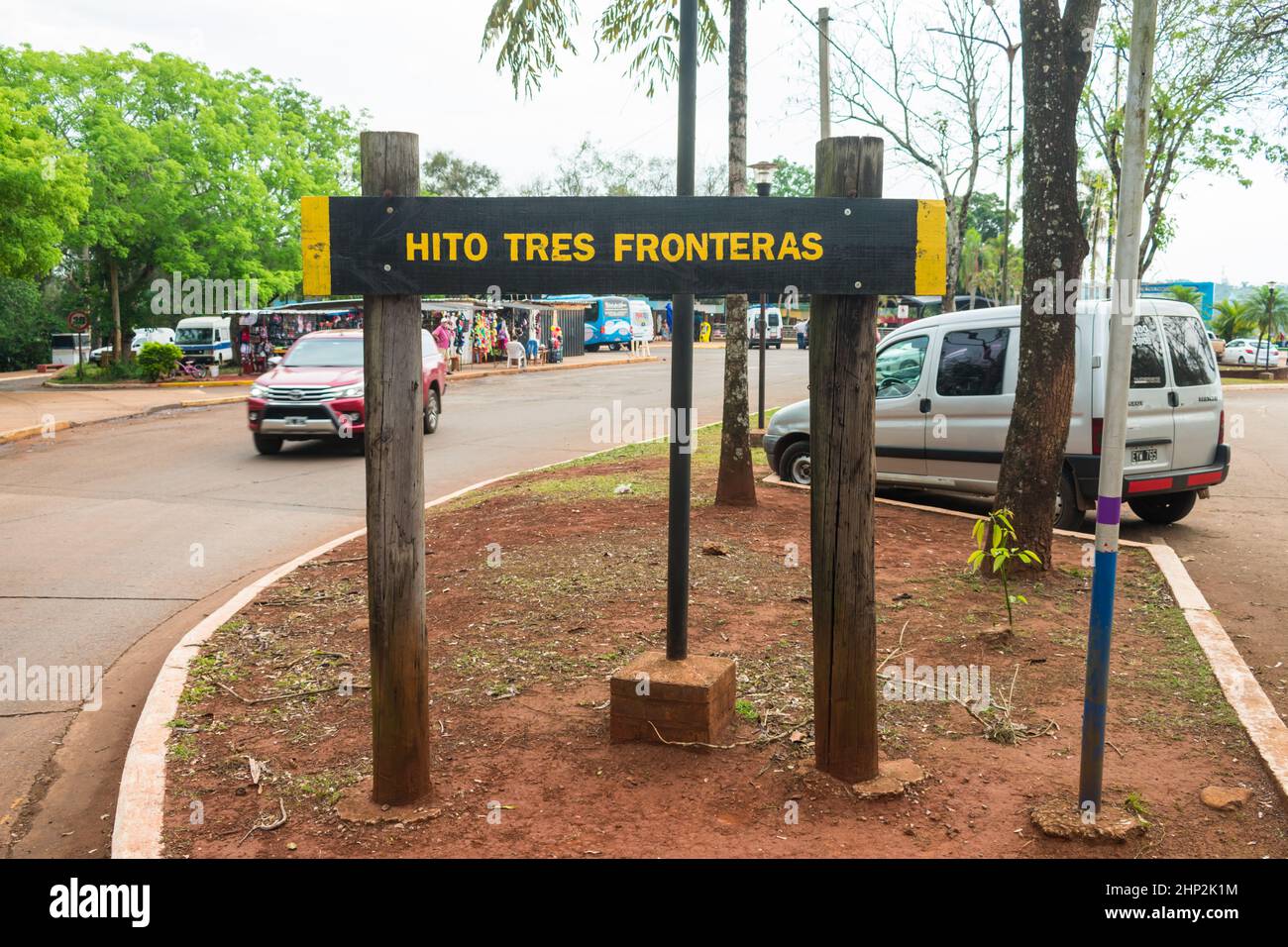 Puerto Iguazu, Argentinien - circa Oktober 2019: Hito Tres Fronteras (Triple Frontier Milestone) Schild - beliebtes Touristenziel in Puerto Iguazu Stockfoto