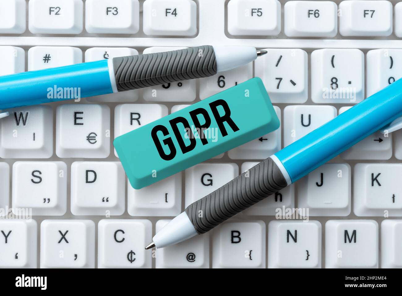 Konzeptionelle Darstellung DSGVO, Unternehmensüberblick Verordnung zum Schutz der persönlichen Daten und der Privatsphäre von EU-Bürgern Typing Character Background Story, Cre Stockfoto