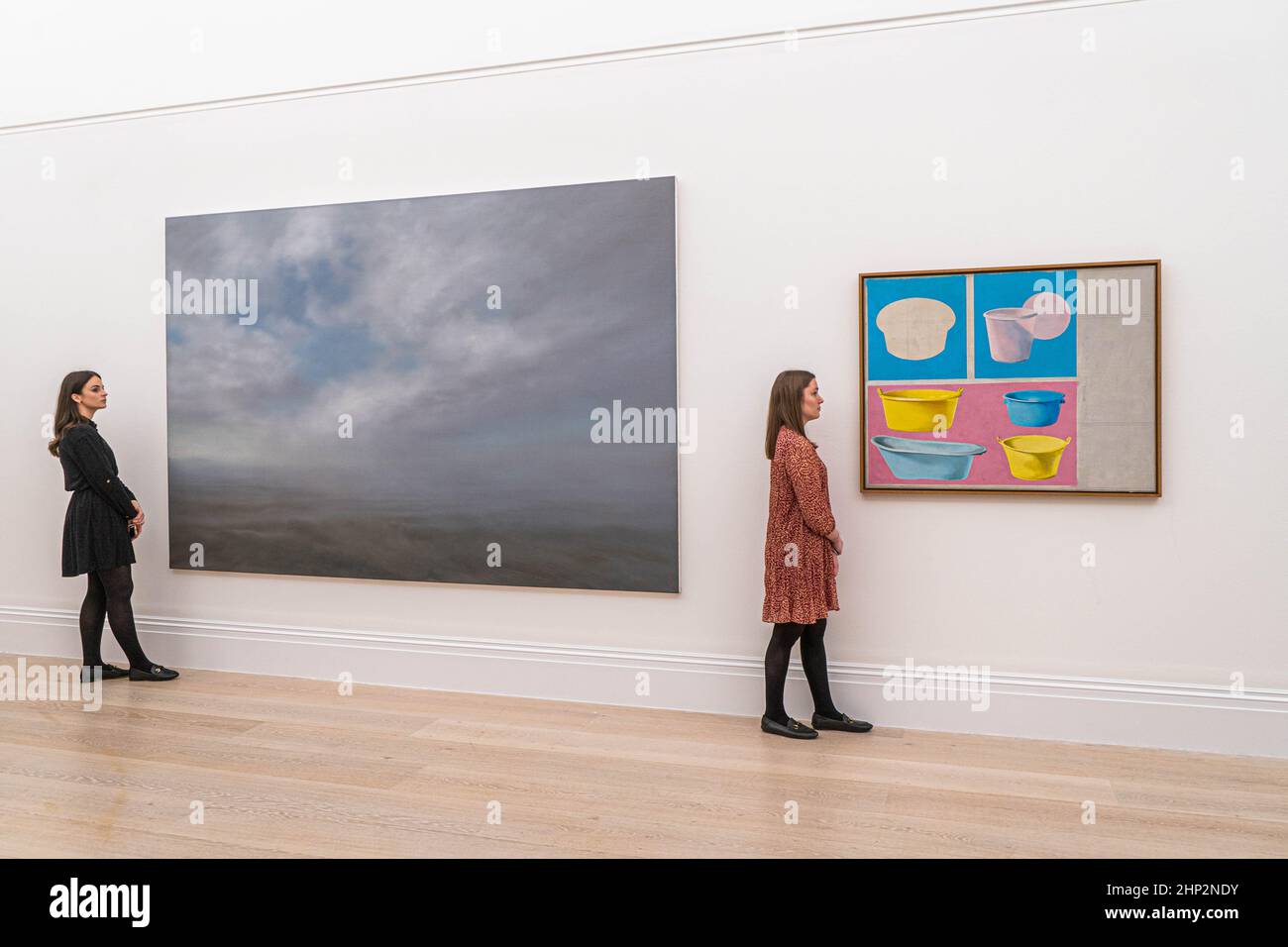 LONDON, GROSSBRITANNIEN. 18. Februar 2022. EMBARGO bis 1,30pm. Eine außergewöhnlich seltene, Monumental Seascape (Seestück) von Gerhard Richter. Schätzung: 3,5–35 Millionen), Sigmar Polke, Plastik-Wannen (Plastic Tubs), 1964, (Schätzung:–4,5Million US-Dollar bei Sotheby's Preview von seltenen Werken aus der Sammlung Macklowe. Die Auktion findet am 16. Mai in New Yoerk statt. .Credit: amer ghazzal/Alamy Live News Stockfoto