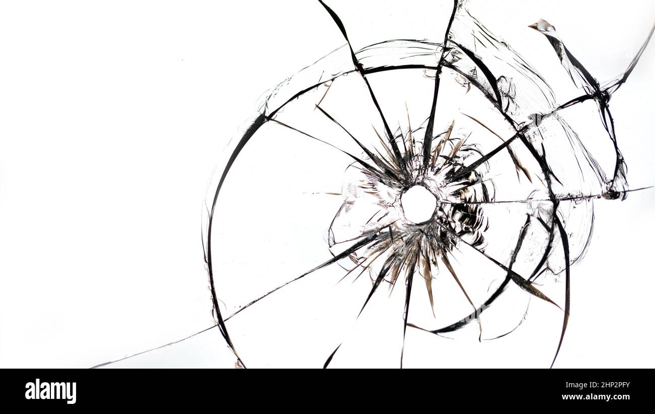 Einschussloch im Glas auf weißem Hintergrund. Makro. Stockfoto