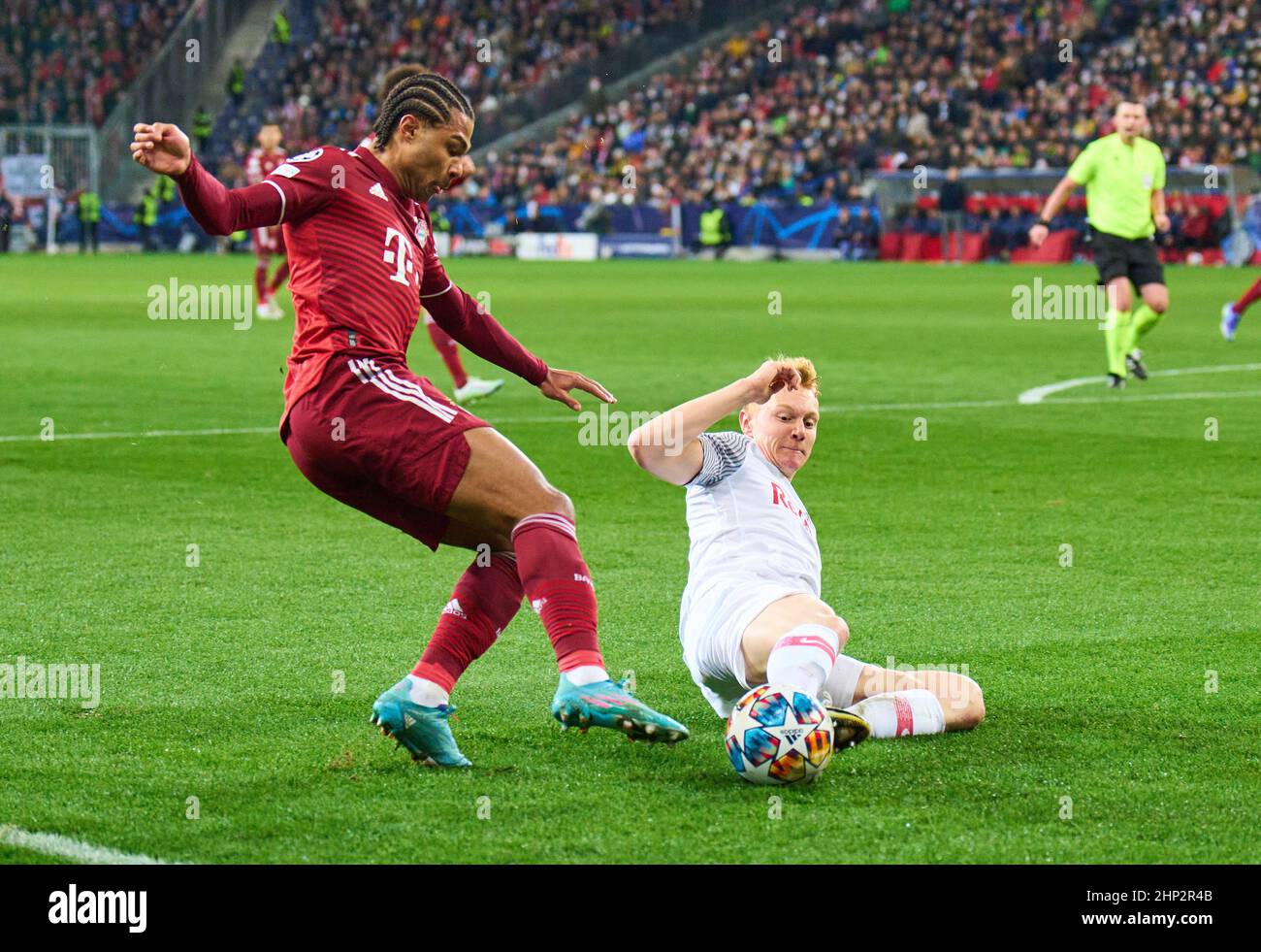 Serge GNABRY, FCB 7 Wettkampf um den Ball, Tackling, Duell, Header, zweikampf, Aktion, Kampf gegen Nicolas Seiwald, FC Salzburg Nr. 13 im Spiel FC Red Bull SALZBURG - FC BAYERN MÜNCHEN 1-1 der Fußball UEFA Champions League, Runde von 16 in der Saison 2021/2022 in Salzburg, 16. Feb 20201. Achtelfinale, FCB, Red Bull, © Peter Schatz / Alamy Live News Stockfoto