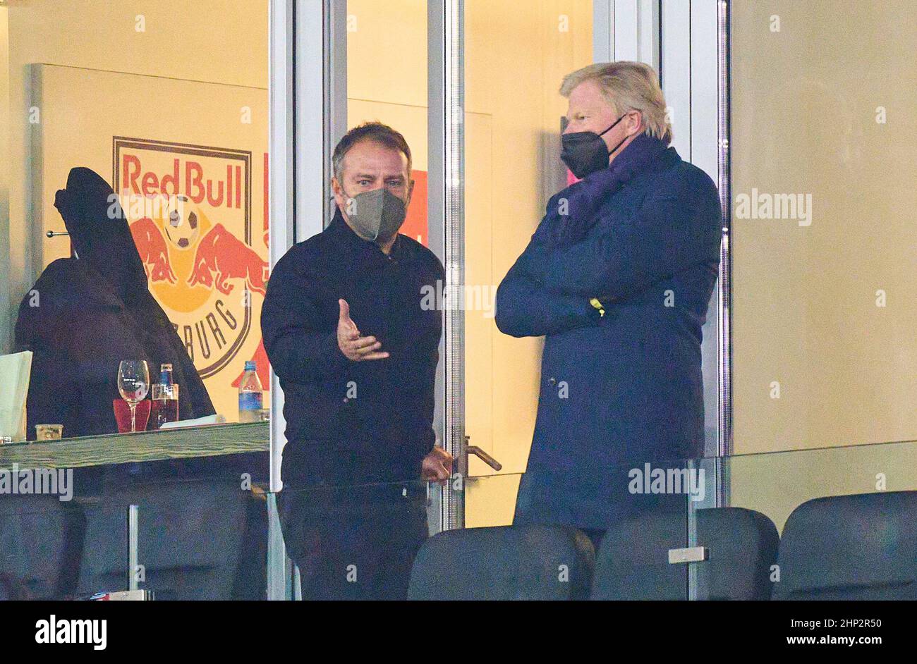 DFB-Headcoach Hansi Flick , Bundesstrainer, Nationaltrainer, Oliver KAHN, FCB-CEO, Vorstandsvorsitzender der FC Bayern München AG, im Spiel FC Red Bull SALZBURG - FC BAYERN MÜNCHEN 1-1 der Fußball UEFA Champions League, Runde von 16 in der Saison 2021/2022 in Salzburg, 16. Februar 20201. Achtelfinale, FCB, Red Bull, © Peter Schatz / Alamy Live News Stockfoto