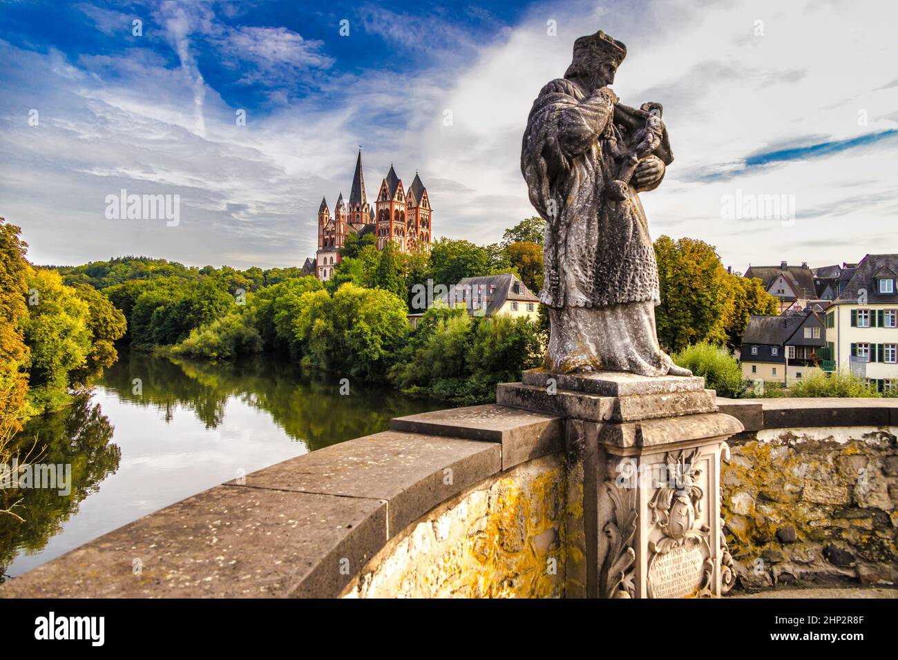 Statue des Hl. Johannes von Nepomuk auf der Alten Lahnbrücke in Limburg an der Lahn, Hessen, Deutschland Stockfoto