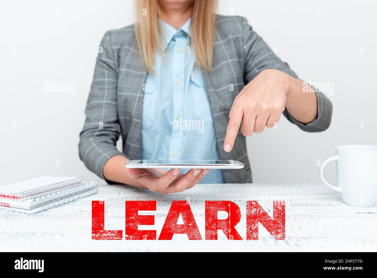 Textschild mit der Aufschrift Lernen, Geschäftsansatz Erwerben Sie Kenntnisse oder Fähigkeiten in etwas durch Studium oder Erfahrung Anzeigen der neuen Smartphone-Technologie, Dis Stockfoto