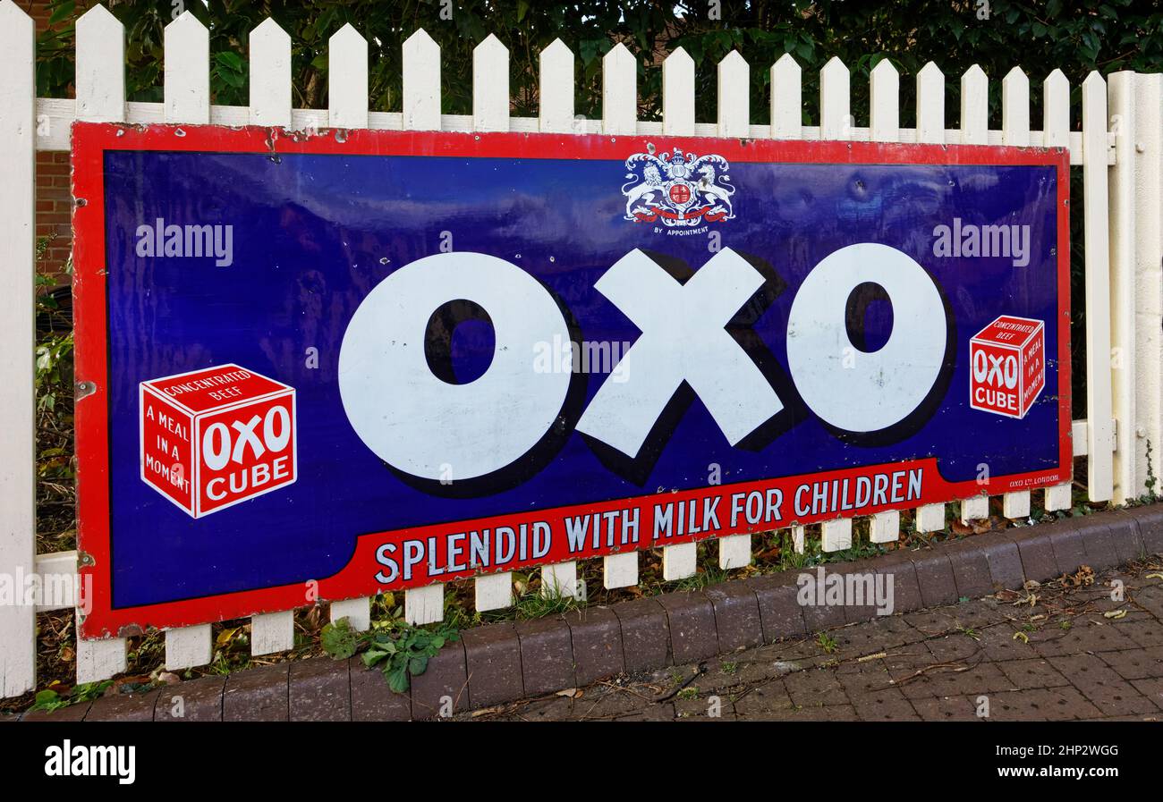 Emaille Hinweisschild für Oxo Cube Stockfoto