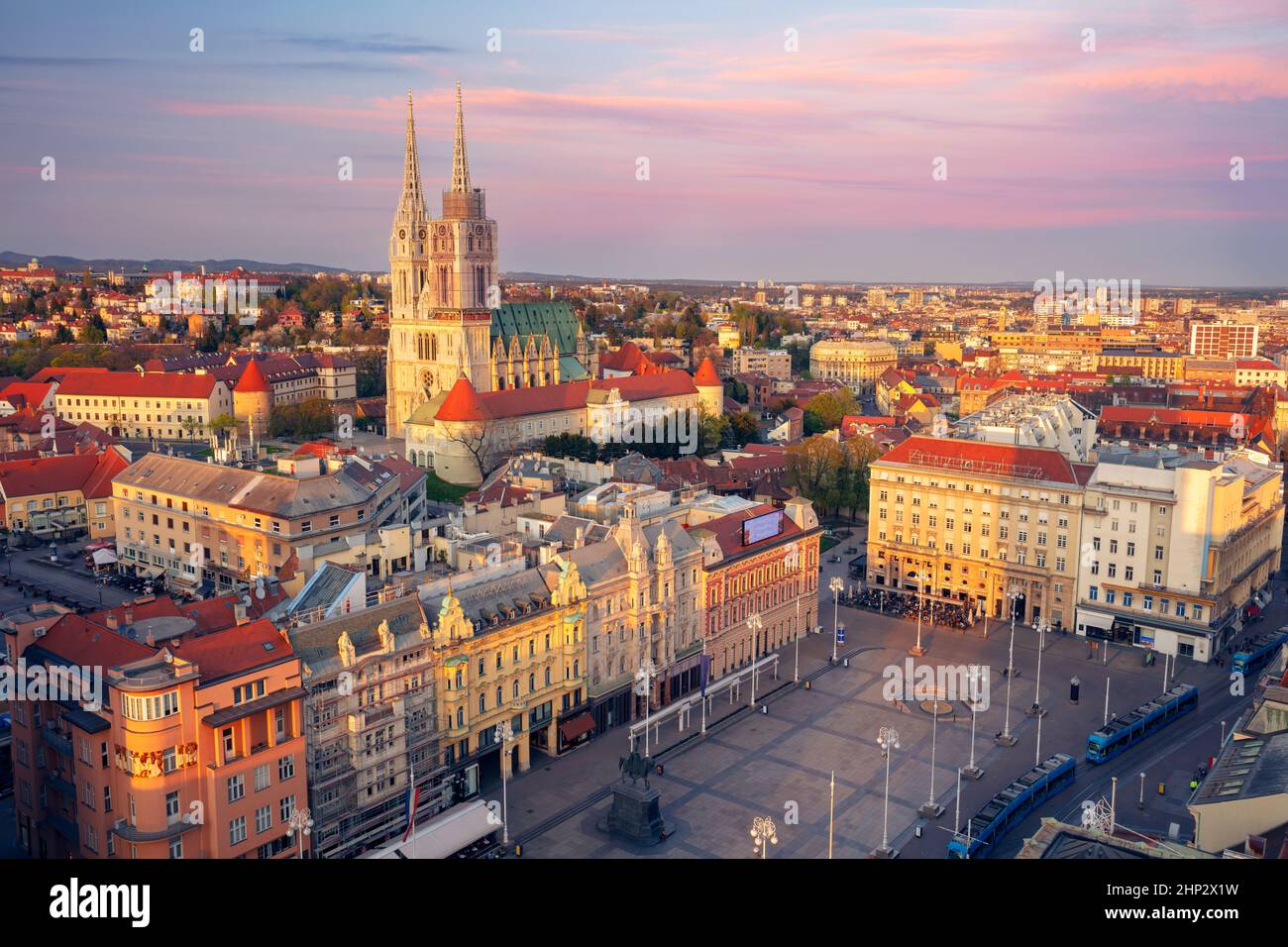 Zagreb, Kroatien. Luftbild der Hauptstadt Zagreb bei Sonnenuntergang. Stockfoto